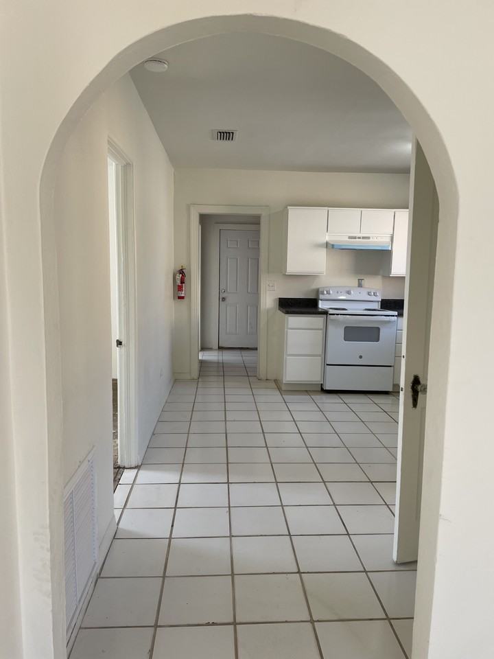 490 S Yonge St #NA - Photo 2 of 10