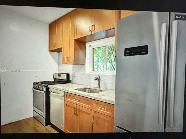 9065 Harding Ave #D2 - Photo 5 of 10