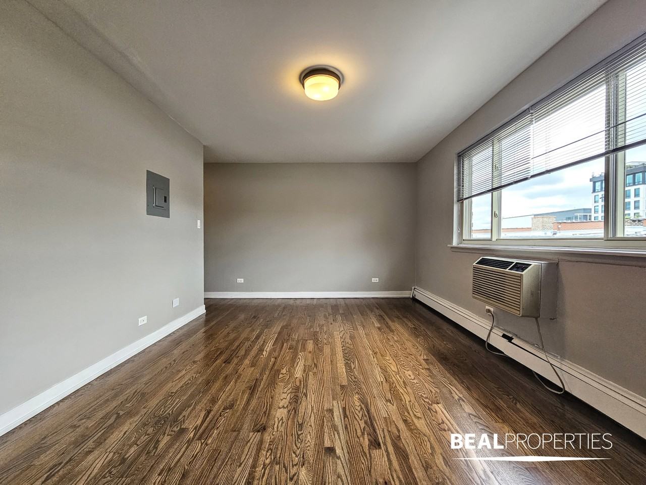 528 W Oakdale Ave #327 - Photo 5 of 16