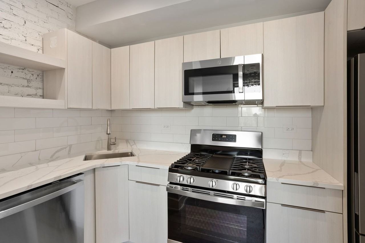 1708 W Juneway Ter #2E - Photo 4 of 19