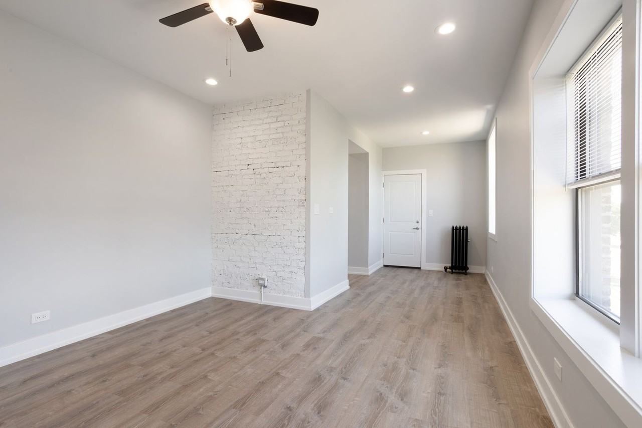 1708 W Juneway Ter #2E - Photo 5 of 19