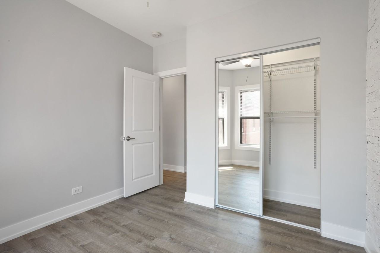 1708 W Juneway Ter #2E - Photo 7 of 19