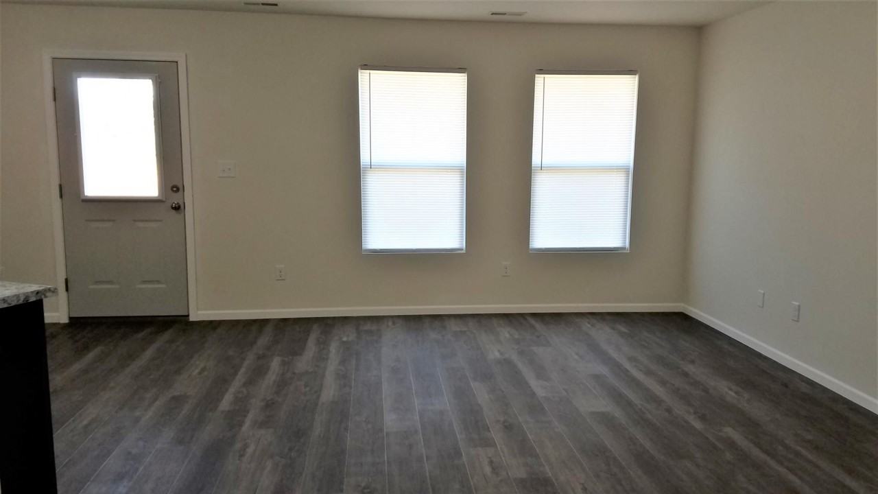 105 Scarsdale Cir - Photo 3 of 9