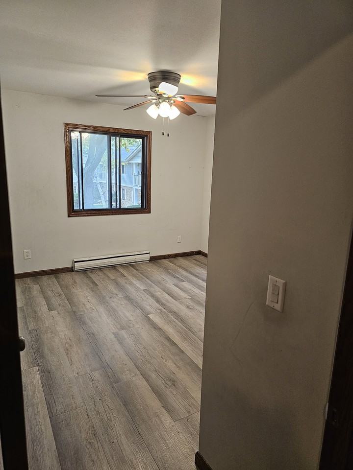 1226 E Decorah Rd #4 - Photo 2 of 12