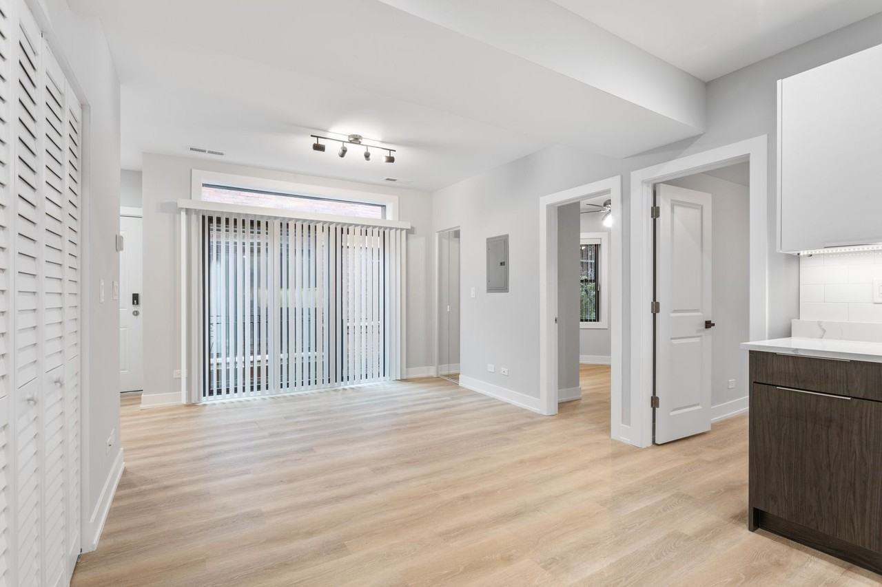 1558 W Juneway Ter #1T - Photo 5 of 14