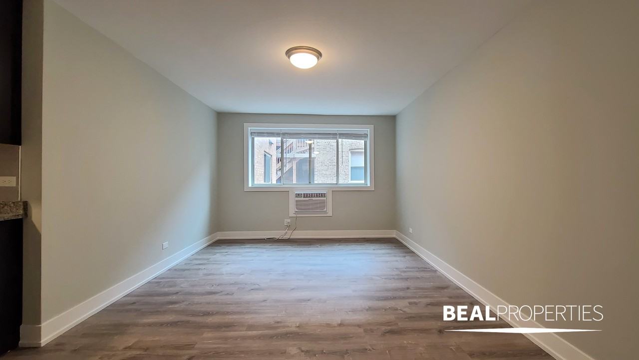 530 West Surf Street - Photo 2 of 12