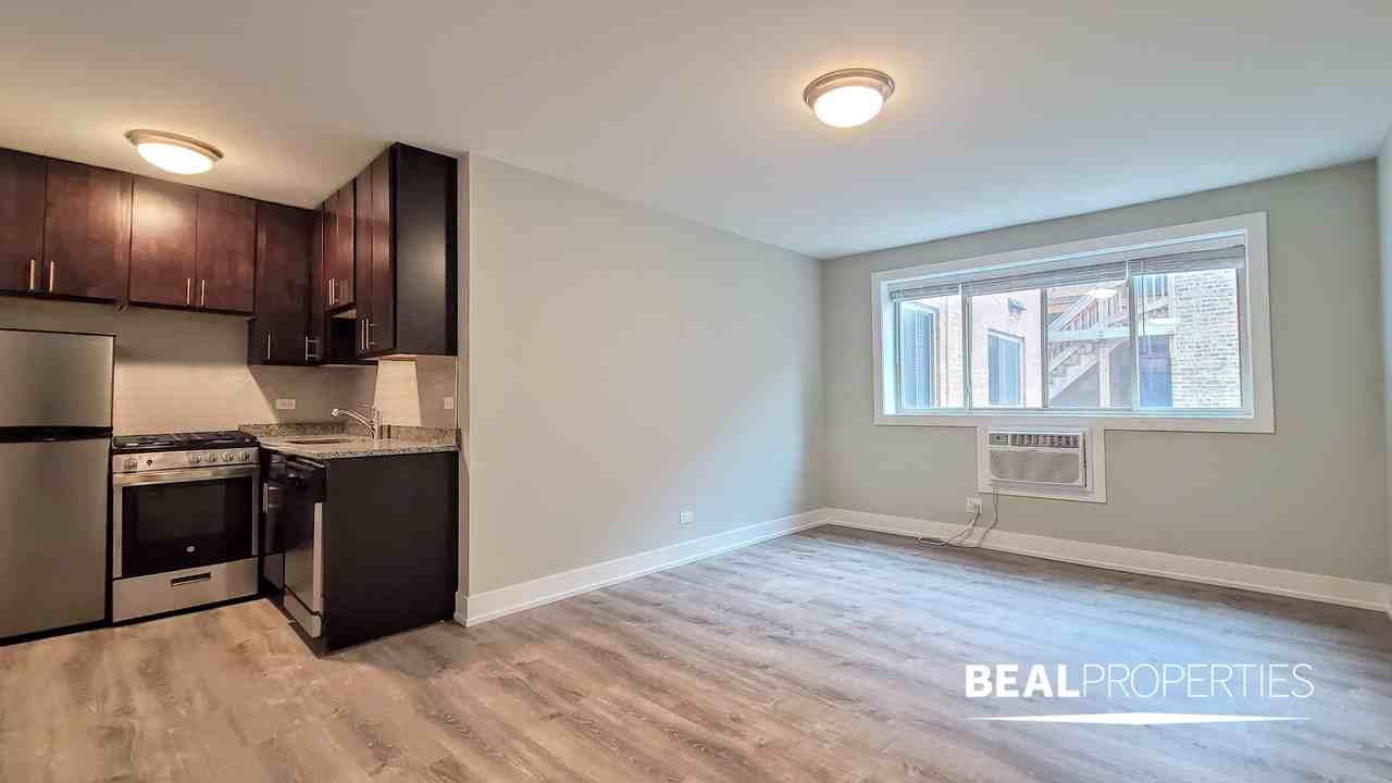 530 West Surf Street - Photo 4 of 12