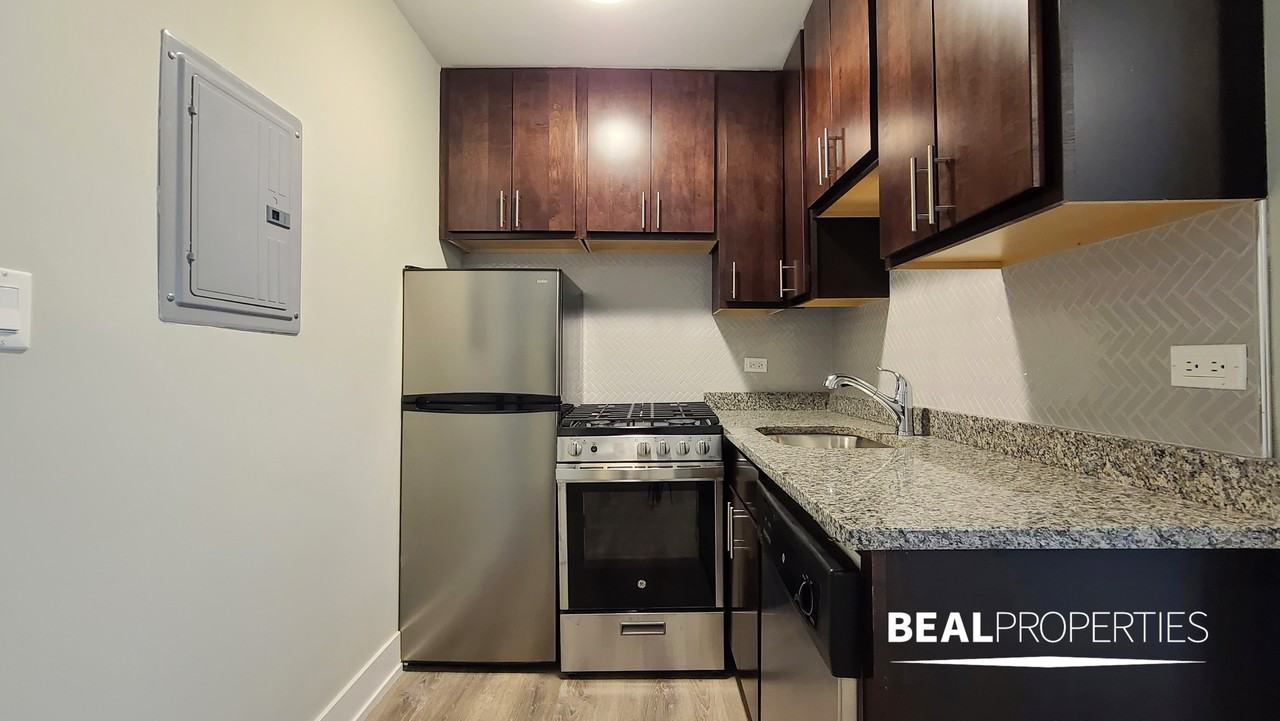 530 West Surf Street - Photo 6 of 12