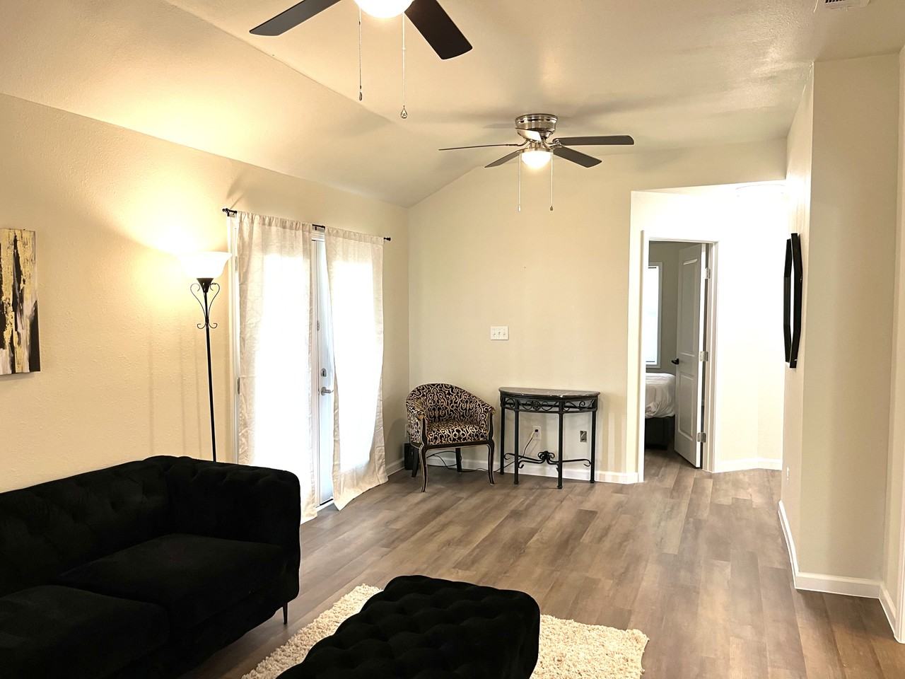 1521 N Ross Ave #NA - Photo 2 of 41