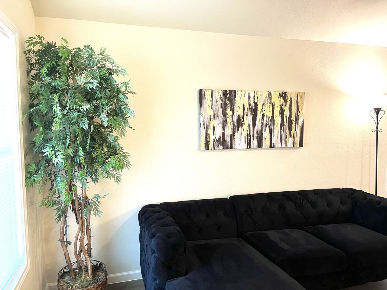 1521 N Ross Ave #NA - Photo 3 of 41