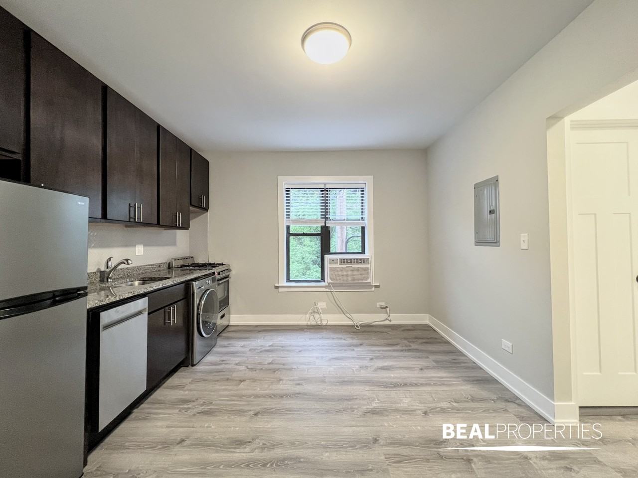 427 W Belden Ave - Photo 2 of 7