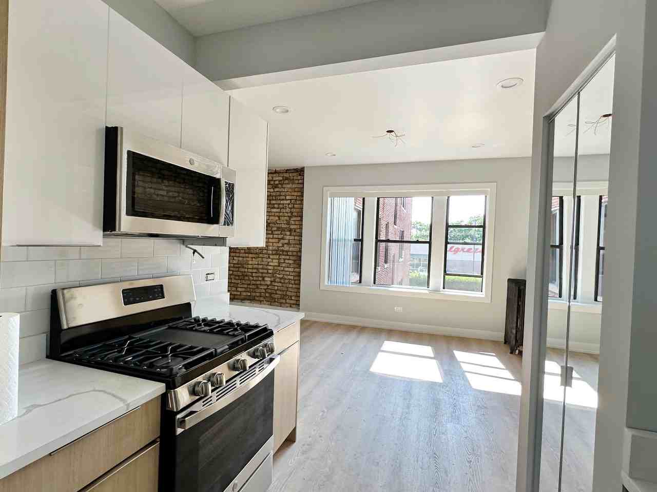 7421 N Clark St #2 - Photo 7 of 22