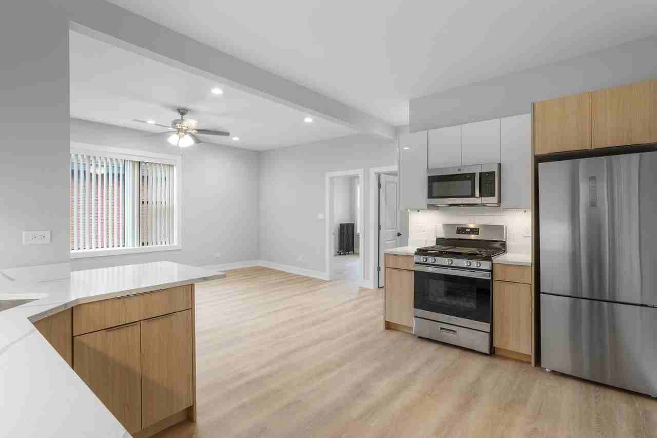 7427 N Clark St #3 - Photo 3 of 15