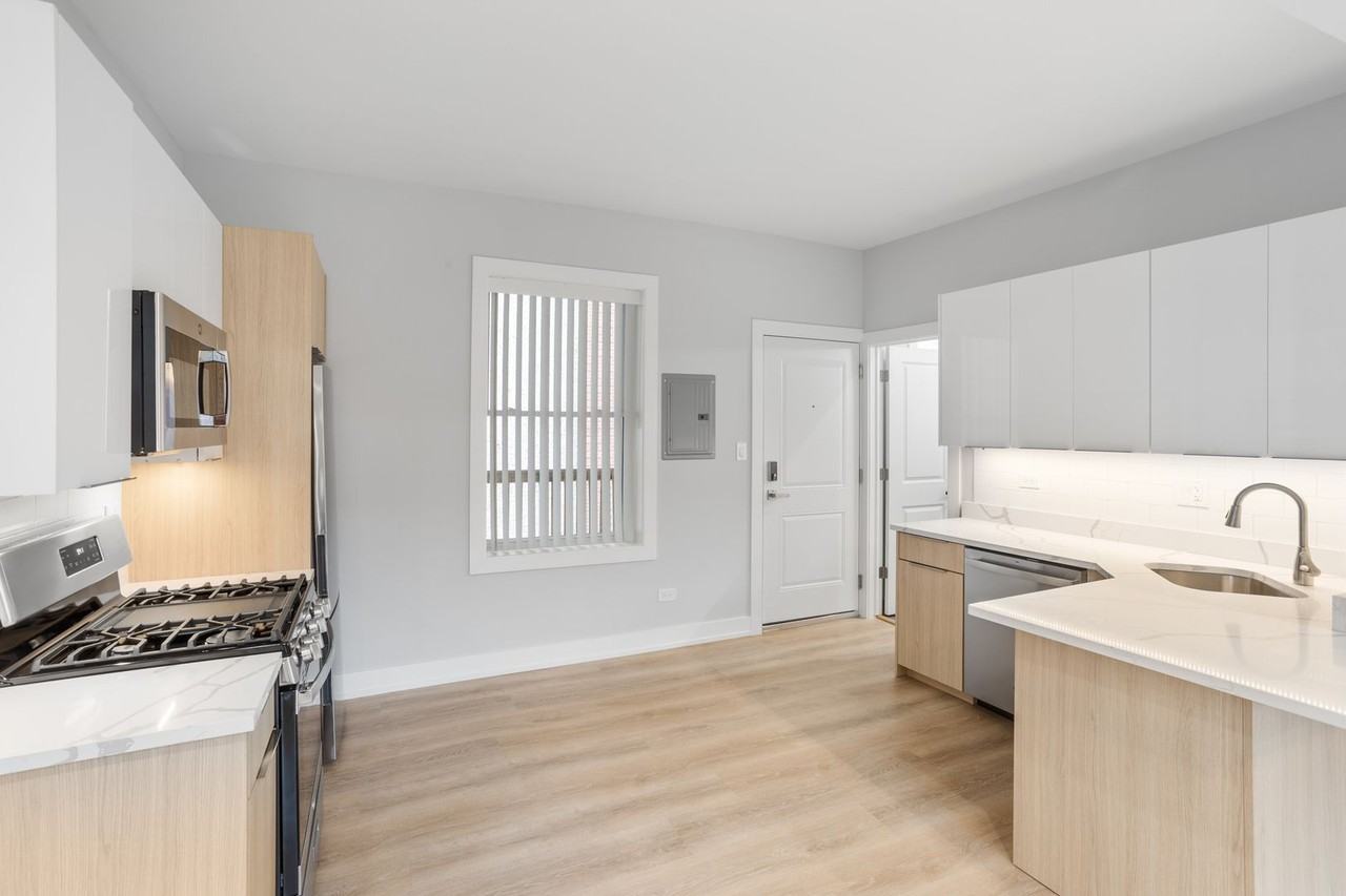 7427 N Clark St #3 - Photo 4 of 15