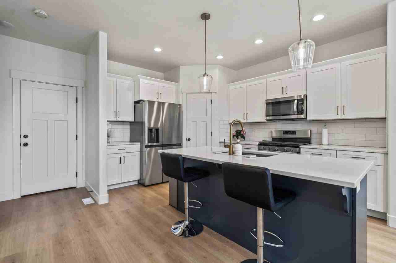 1995 N 3930 W - Photo 3 of 37