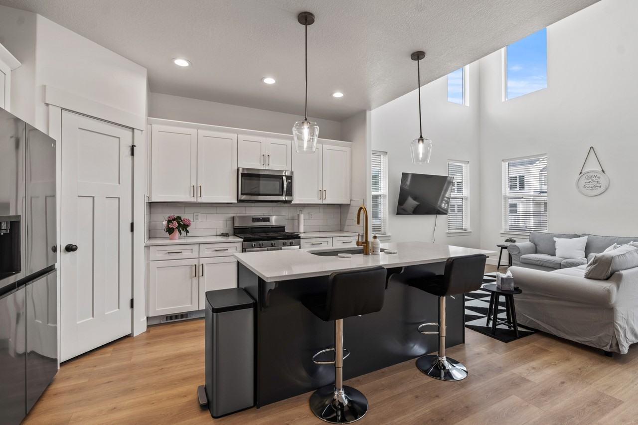 1995 N 3930 W - Photo 4 of 37