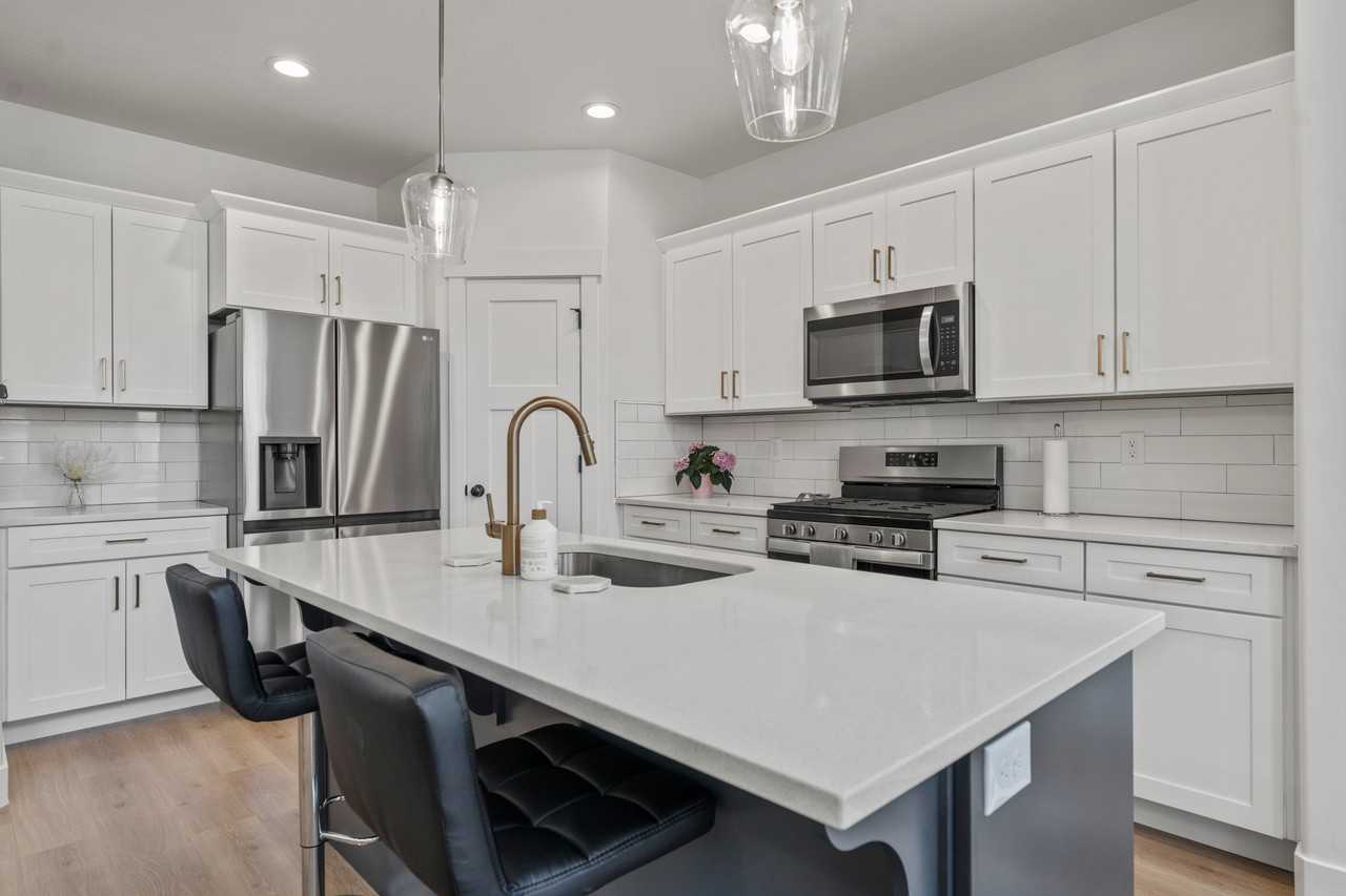 1995 N 3930 W - Photo 5 of 37