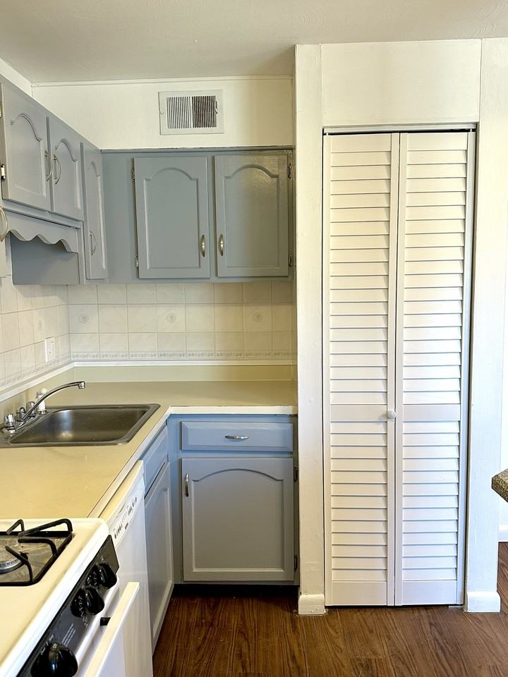 87 Towne House Rd #87 - Photo 3 of 11