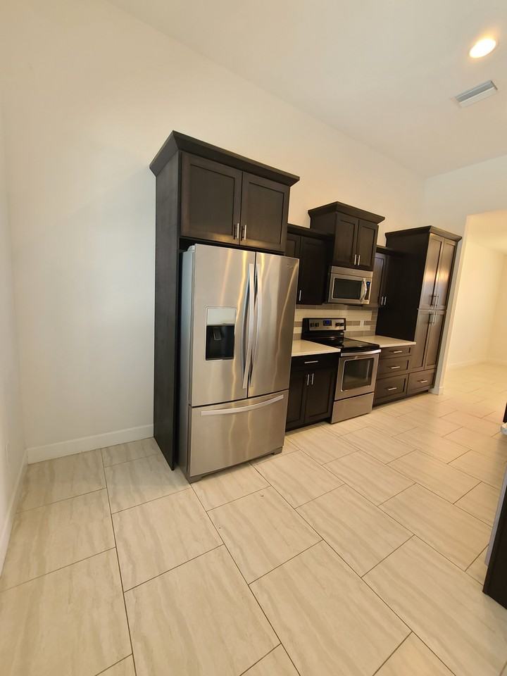 5224 Sw 27th Pl #NA - Photo 2 of 39