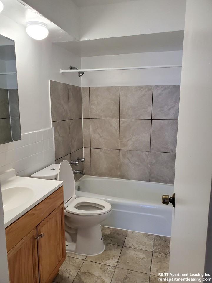 1361 W Estes Ave #3V - Photo 2 of 5