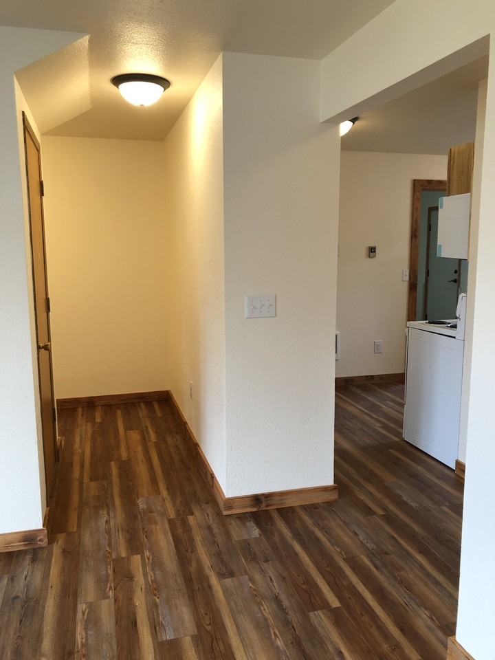 605 Princeton Ave N #B - Photo 4 of 19