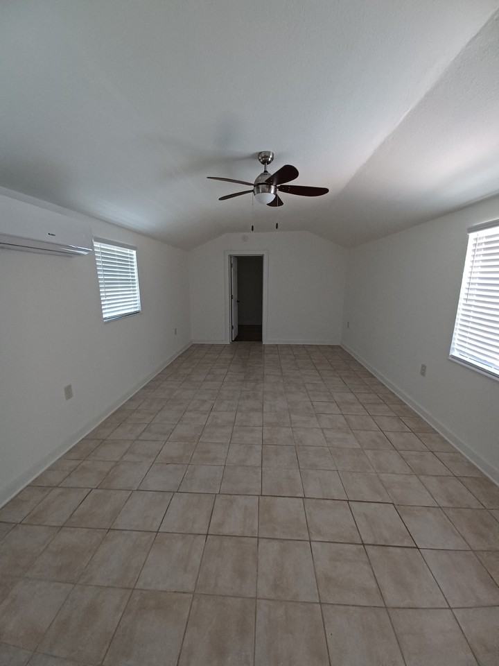10111 Norh Edison Avenue - Photo 3 of 9