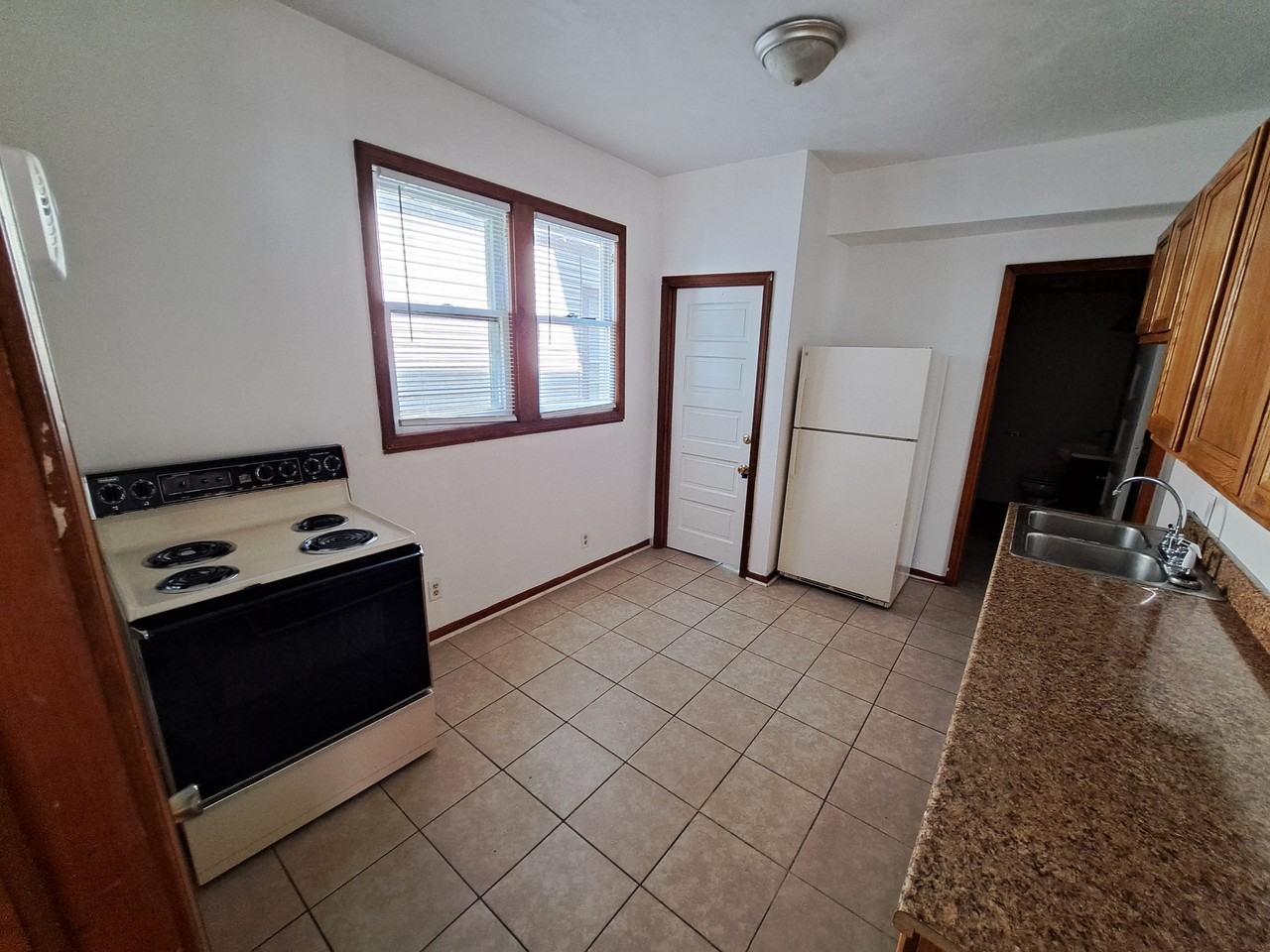 426 Pearl St #1 - Photo 2 of 6