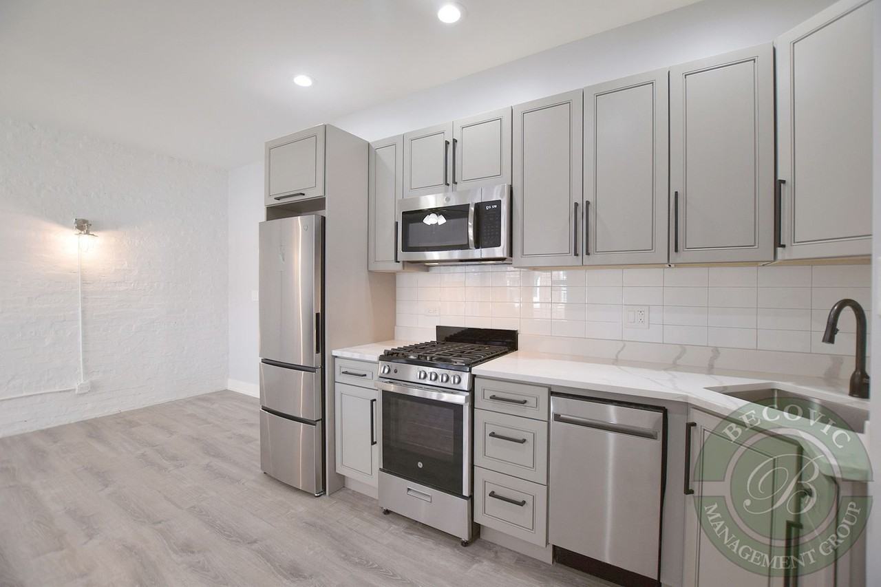 1065 W Glenlake Ave #2 - Photo 2 of 16