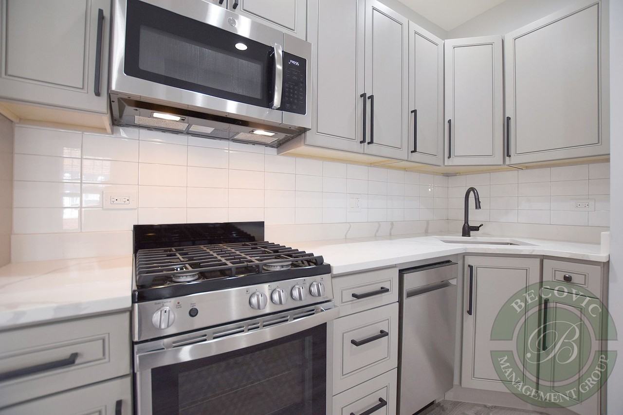 1065 W Glenlake Ave #2 - Photo 4 of 16