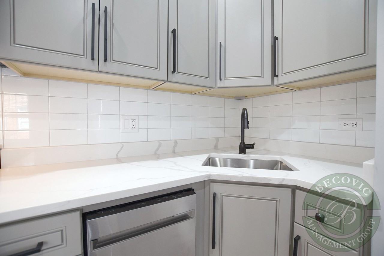 1065 W Glenlake Ave #2 - Photo 5 of 16