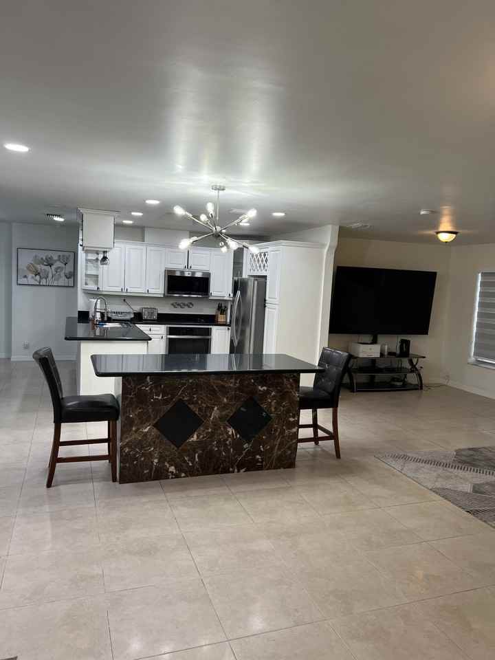 1010 Hollywood Blvd #NA - Photo 3 of 17