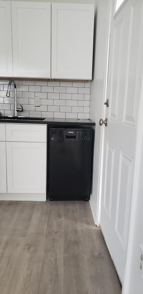 1009 West Street #B - Photo 3 of 13