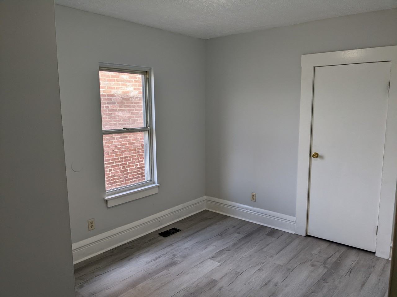 1047 Oakwood Ave #1047 - Photo 3 of 11