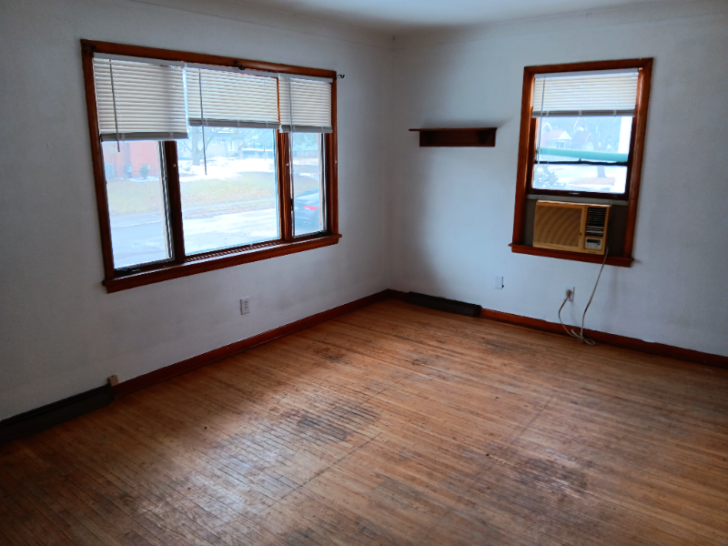 640 N Summit St - Photo 4 of 23