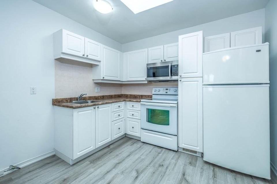 584 Northcliffe Boulevard - Photo 2