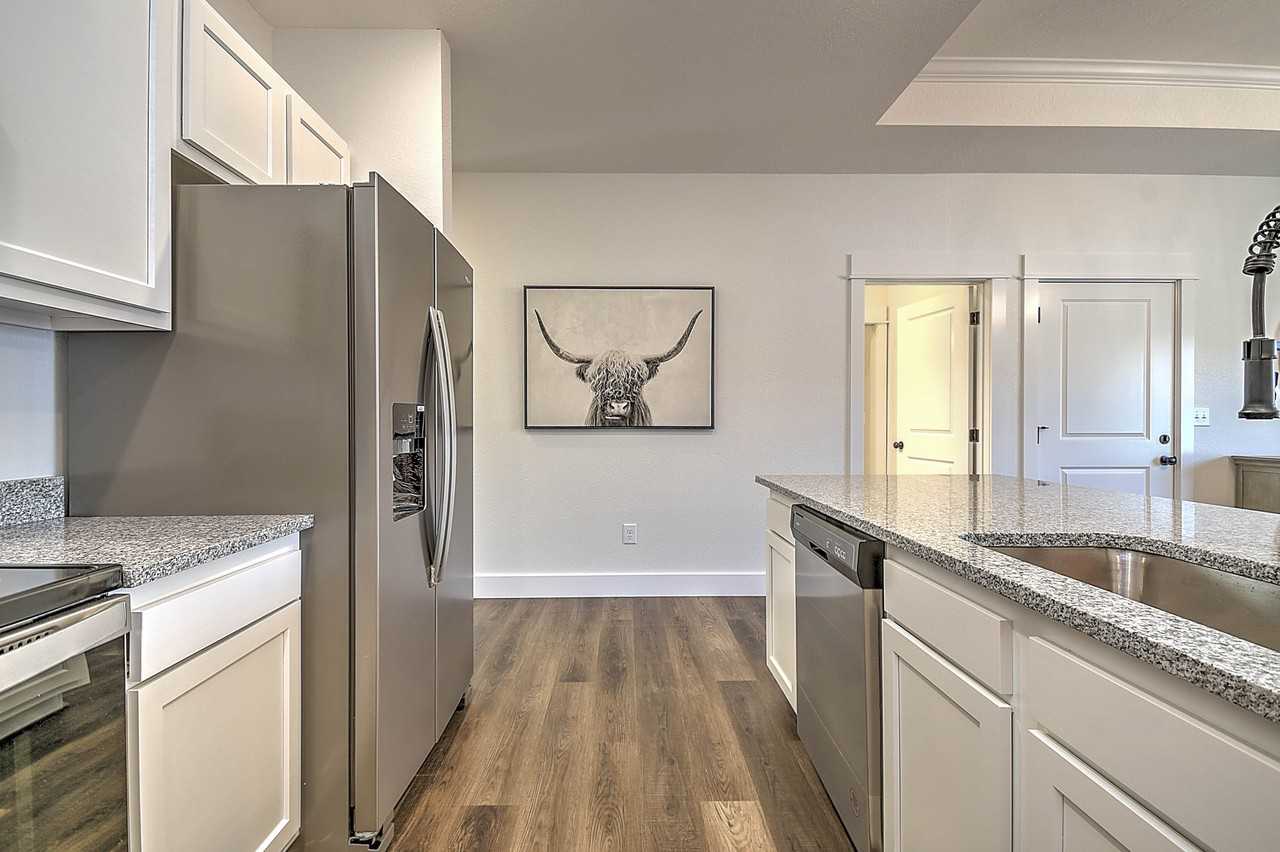 915 Suncrest Dr #0 - Photo 7 of 17