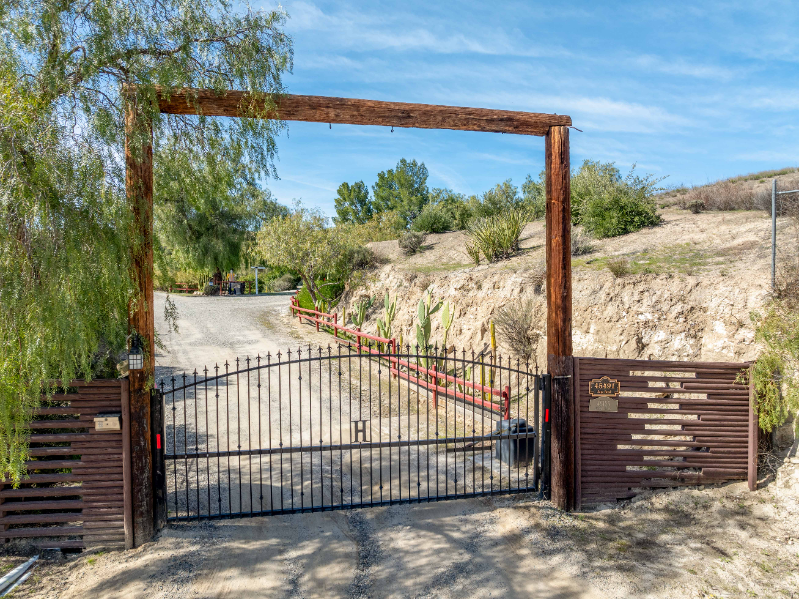 45491 Sage Rd - Photo 3 of 35