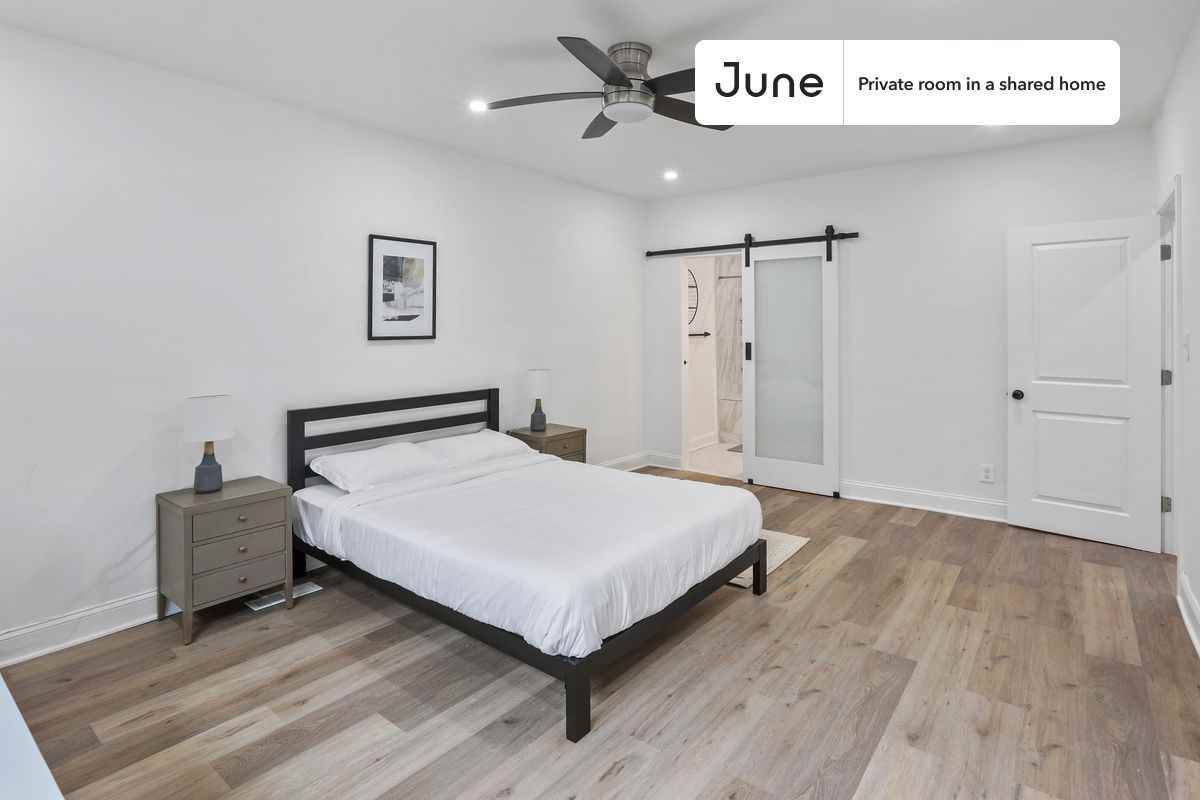 529 42nd St Ne #A - Photo 4 of 27