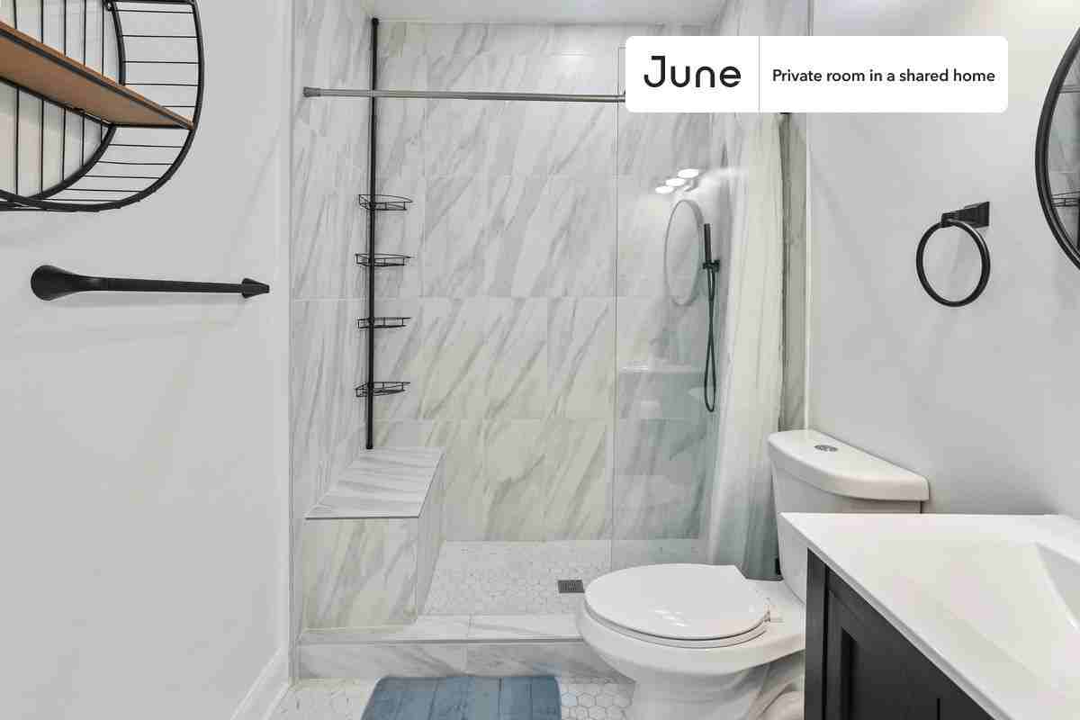 529 42nd St Ne #A - Photo 5 of 27