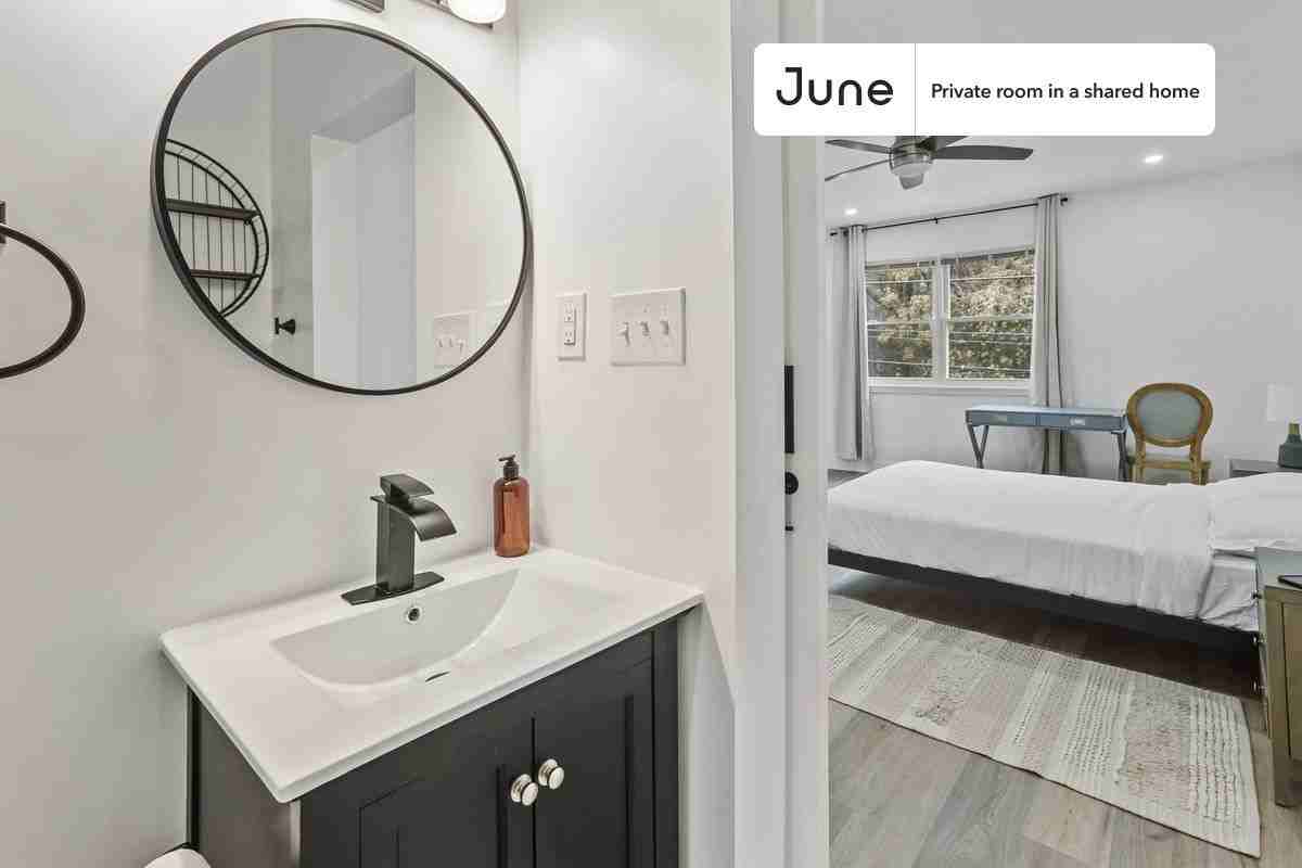 529 42nd St Ne #A - Photo 6 of 27