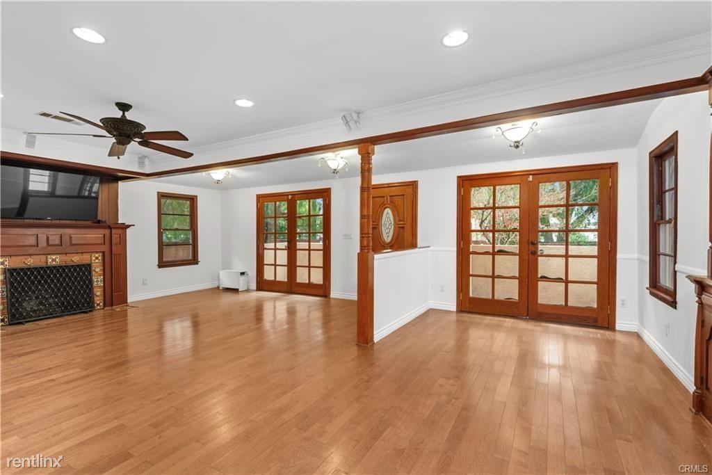 15521 Morrison St - Photo 2 of 10