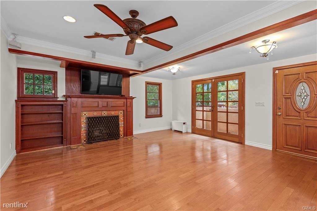 15521 Morrison St - Photo 3 of 10