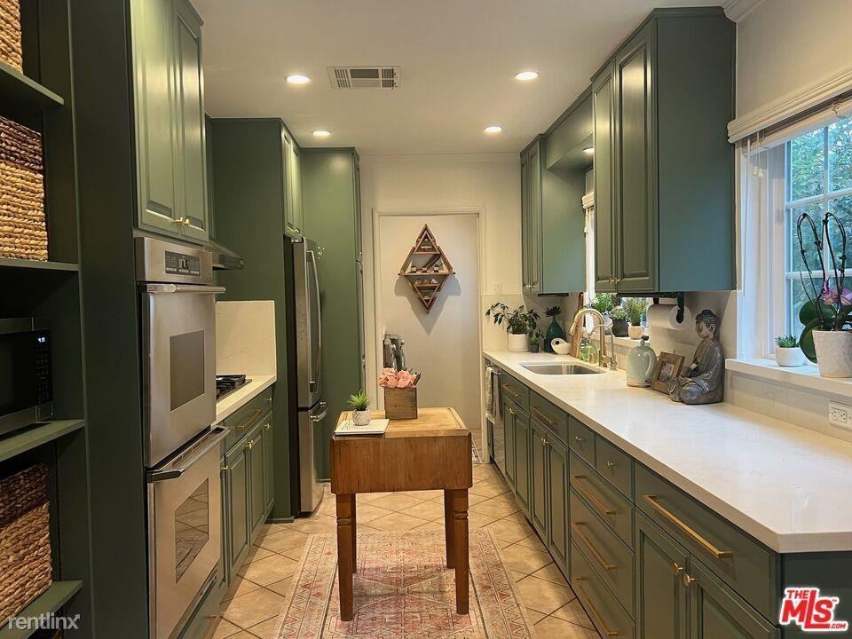 4411 Radford Ave - Photo 3 of 10