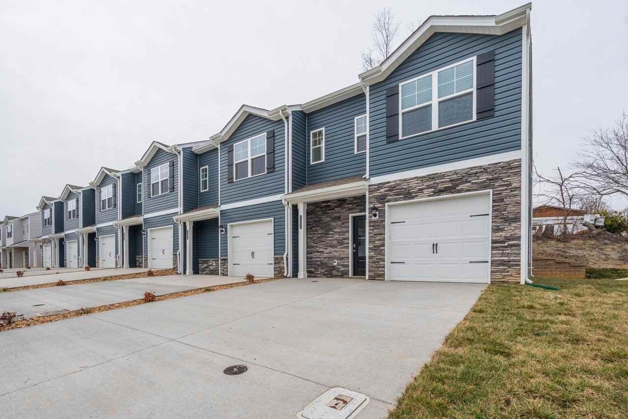 Beautiful newly constructed 3 bed and 2.5 bath townhouse with garage in the heart of jonesborough - Photo 2 of 50
