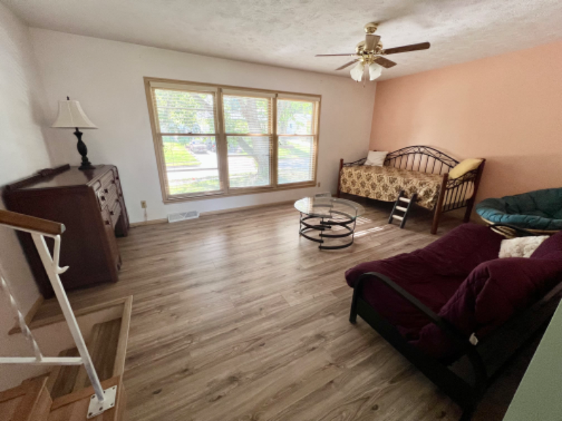 7411 S 89th St - Photo 3 of 20