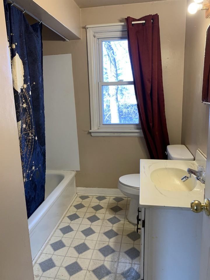 111 1/2 W 37th St #2 - Photo 5 of 7