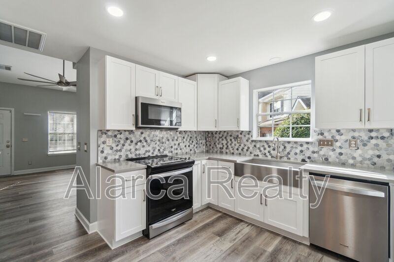 9101 Exbury Ct - Photo 3 of 19
