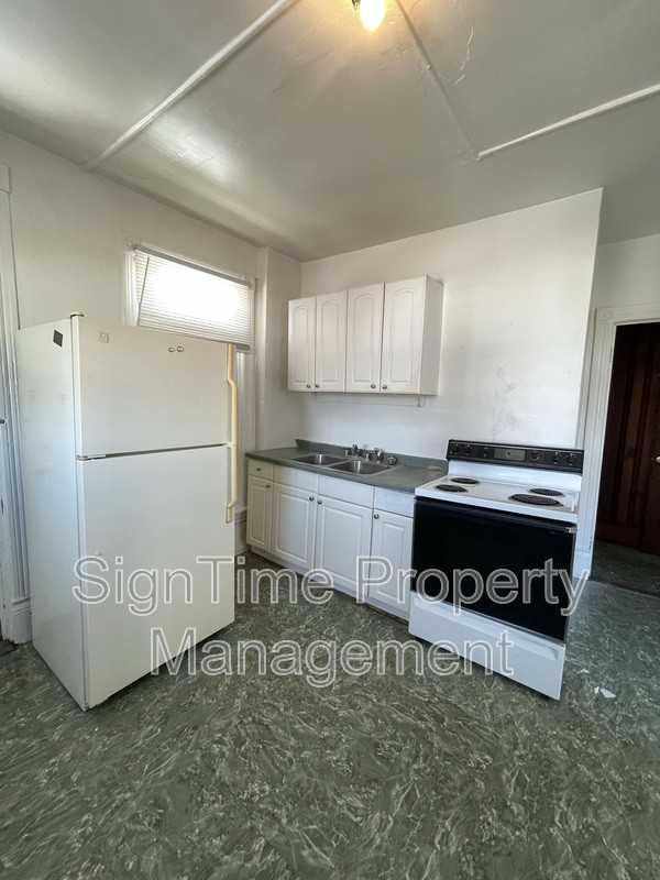 216 N Locust St - Photo 2 of 6