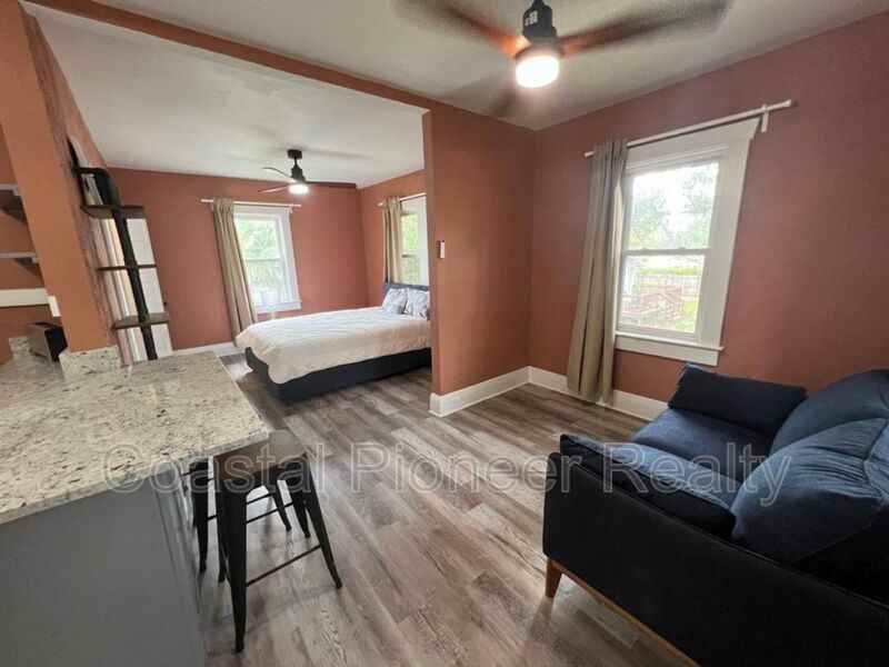 115 W Plymouth St #B - Photo 4 of 16