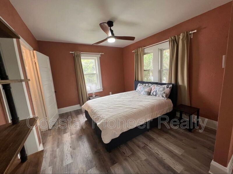 115 W Plymouth St #B - Photo 6 of 16